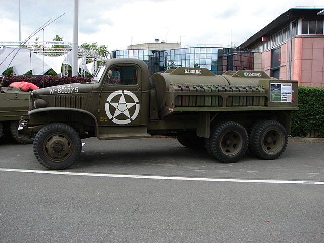 GMC-353-FuelTruck-2012_Eurosatory